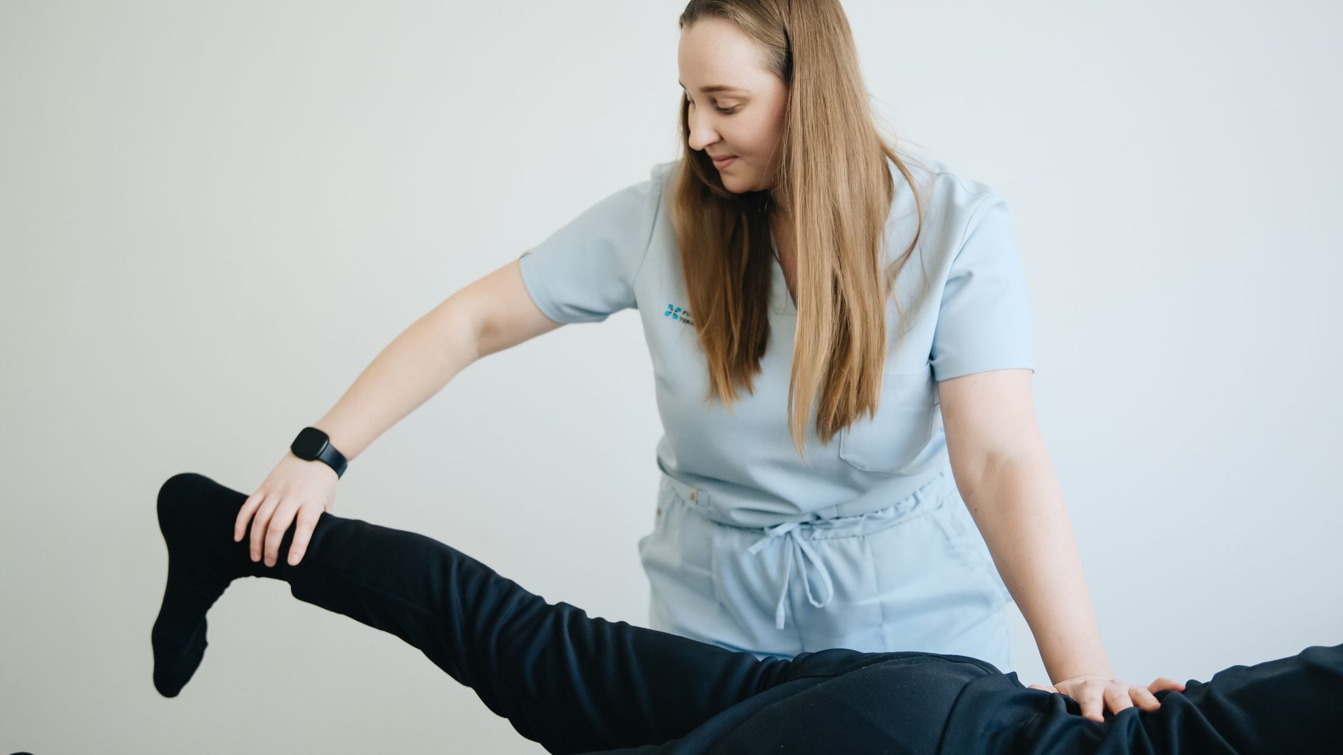 Physiotherapeutin unterstützt eine Patientin bei der Rehabilitationsübung