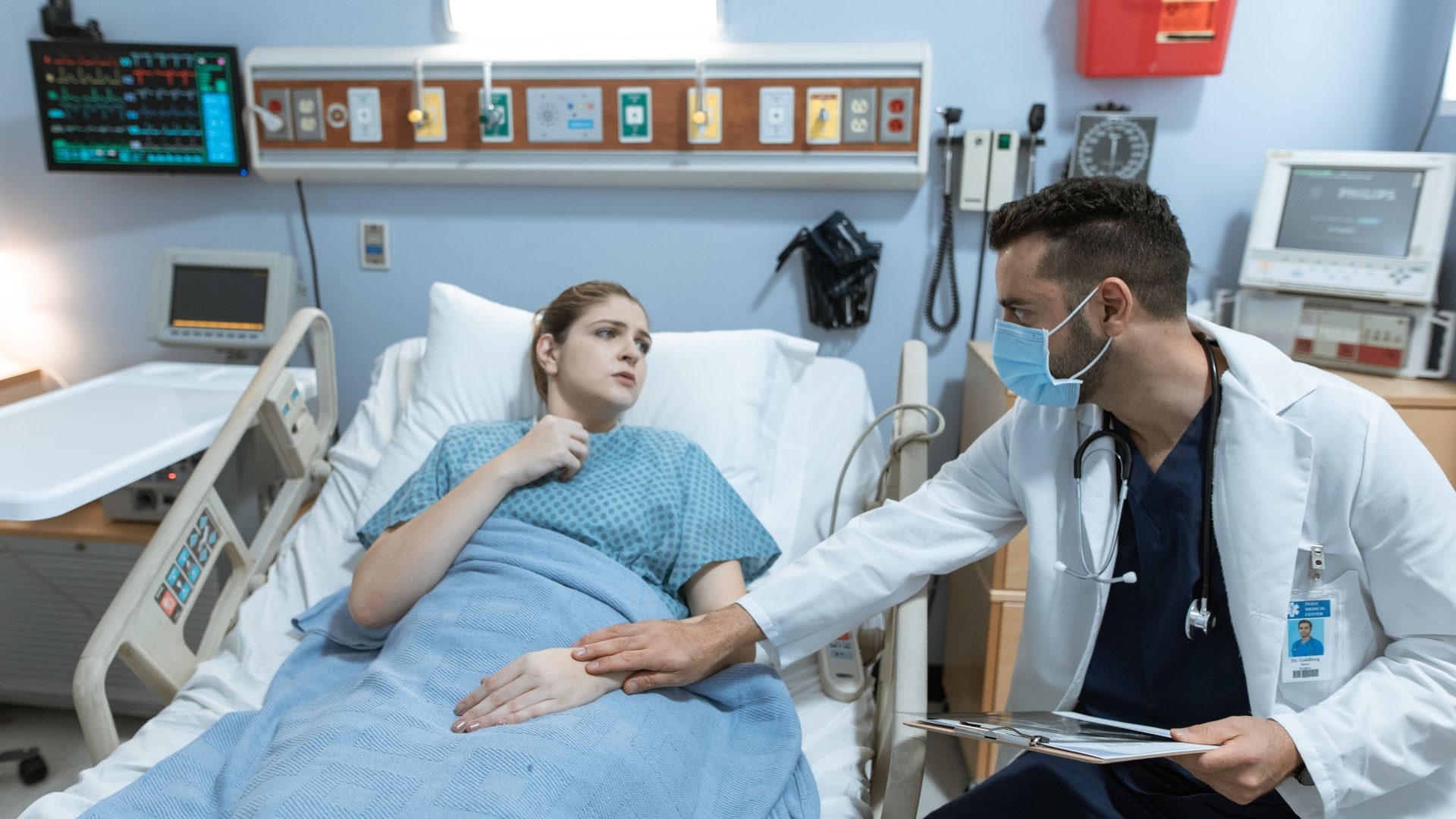 Patientin wird vor der Dialysebehandlung ärztlich betreut